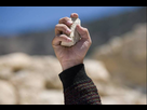 https://image.noelshack.com/fichiers/2016/07/1455558221-hand-with-stone.jpg