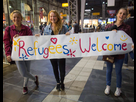 https://image.noelshack.com/fichiers/2017/22/1496568036-girls-standing-with-sign-welcoming-migrants-70132.jpg