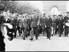 https://image.noelshack.com/fichiers/2017/27/2/1499202064-220px-general-charles-de-gaulle-and-his-entourage-set-off-from-the-arc-de-triumphe-down-the-champs-elysees.jpg