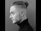 https://image.noelshack.com/fichiers/2017/36/2/1504565263-top-knot-man-bun-degrade-court-cote-long-chignon.jpg