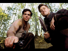 https://image.noelshack.com/minis/2017/38/5/1506083550-inglourious-basterds-behind-the-scenes-eli-roth-with-a-gun-and-brad-pitt-with-his-knife.png