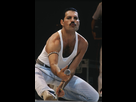 https://image.noelshack.com/fichiers/2017/42/4/1508372104-freddie-mercury-performs-at-live-aid.jpg