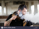 https://image.noelshack.com/fichiers/2017/43/3/1508940020-eugene-or-march-20-2016-urban-portrait-of-a-bearded-hipster-man-with-fw7j6n.jpg