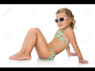 https://image.noelshack.com/fichiers/2017/44/3/1509542581-45696993-cute-little-girl-dans-lunettes-de-soleil-noires-et-un-bikini-bleu-est-assis-sur-le-plancher-se-tourn-banque-d-images.jpg