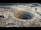 https://image.noelshack.com/minis/2017/47/7/1511717077-plongez-au-coeur-des-15-plus-impressionnants-crateres-qui-parsement-notre-planete-une.png