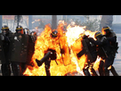 https://image.noelshack.com/minis/2017/48/4/1512059196-photo-1er-mai-un-crs-en-flammes-apres-un-jet-de-cocktail-molotov.png