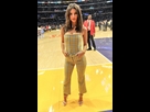 https://image.noelshack.com/fichiers/2017/49/1/1512382376-tn-emily-ratajkowski-laker-v-rockets-la-03-dec-17-11.jpg