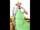 https://image.noelshack.com/fichiers/2018/05/3/1517353207-fermier-organique-avec-une-fourche-et-une-tasse-de-biere-26220484.jpg