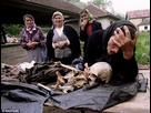 https://image.noelshack.com/minis/2018/09/4/1519864992-263190c800000578-2973788-above-a-bosnian-serb-woman-mourns-over-the-remains-of-her-son-ki-a-6-1425162559213.png