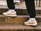 https://image.noelshack.com/fichiers/2018/11/6/1521315605-nike-air-max-98-gmt-pack-white-gold-2.jpg