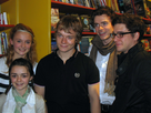 https://image.noelshack.com/fichiers/2018/21/6/1527358383-maisie-williams-sophie-turner-alfie-allen-richard-madden-and-kit-harington-cropped.jpg