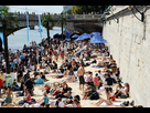 https://image.noelshack.com/minis/2018/21/7/1527382893-7779167932-paris-plages-attire-toujours-autant-de-monde-sur-les-quais-de-seine-1.png