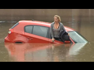 https://image.noelshack.com/fichiers/2018/22/5/1527877827-une-femme-se-retrouve-sur-le-toit-de-sa-voiture-apres-une-inondation.jpg