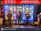 https://image.noelshack.com/fichiers/2018/24/1/1528730280-people-in-aberystwyth-outside-a-kebab-house-shop-food-store-eating-eetbn0.jpg