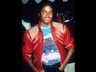 https://image.noelshack.com/fichiers/2018/25/5/1529681503-michael-jackson-1980-1440672923-view-1.jpg