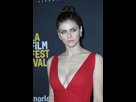 https://image.noelshack.com/fichiers/2018/40/2/1538455349-alexandra-daddario-nomis-premiere-01-662x970.jpg