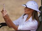 https://image.noelshack.com/fichiers/2018/40/7/1538901603-melania1.png