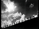 https://image.noelshack.com/fichiers/2018/44/1/1540837169-human-condition-1959-001-silhouettes-climbing-slope.jpg