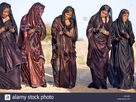 https://image.noelshack.com/fichiers/2018/49/7/1544387334-mali-tombouctou-les-femmes-touaregs-chantent-et-dansent-pres-de-leur-maison-du-desert-au-nord-de-tombouctou-b0138t.jpg