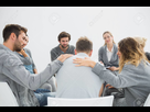 https://image.noelshack.com/fichiers/2018/51/2/1545135939-28379140-la-therapie-de-groupe-en-seance-assis-en-cercle-avec-un-therapeute.jpg