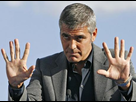 https://image.noelshack.com/minis/2019/12/4/1553198414-clooney-mains-stop.png