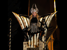 https://image.noelshack.com/fichiers/2019/15/2/1554830497-madonna-super-bowl-throne-goddess.jpg