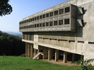 https://image.noelshack.com/fichiers/2019/15/5/1555089487-1280px-la-tourette-arq-le-corbusier.jpg