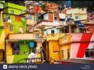 https://image.noelshack.com/fichiers/2019/18/1/1556538981-des-batiments-colores-favela-de-rio-de-janeiro-bresil-g2xx5y.jpg