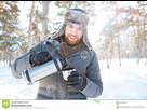 https://image.noelshack.com/fichiers/2019/20/1/1557725378-l-homme-heureux-buvant-du-the-chaud-du-thermos-en-hiver-se-garent-65761347.jpg