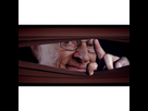 https://image.noelshack.com/fichiers/2019/21/6/1558767558-larry-peeping.png