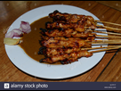 https://www.noelshack.com/2019-31-6-1564833312-poulet-satay-ayam-sate-est-un-plat-de-la-rue-de-signature-en-indonesie-g1tf1t.jpg