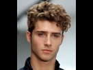 https://image.noelshack.com/fichiers/2019/35/4/1567029907-cheveux-boucles-homme-jeune-blond-modele-coiffure-idee-coupe.jpg