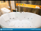 https://image.noelshack.com/fichiers/2019/38/6/1569060368-baignoire-vide-de-beau-vintage-luxe-pres-grande-fenetre-dans-l-interio-salle-bains-espace-libre-129625893.jpg