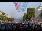 https://image.noelshack.com/fichiers/2019/39/3/1569429348-7794138394-la-patrouille-de-france-a-aussi-celebre-le-titre-mondial-des-bleus-le-16-juillet.jpg