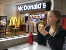 https://image.noelshack.com/fichiers/2019/39/4/1569518539-greta-au-mcdo.jpg