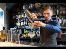 https://image.noelshack.com/fichiers/2019/48/2/1574726302-76421668-barman-avec-shaker-preparant-un-cocktail-au-bar.jpg