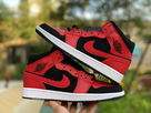 https://image.noelshack.com/fichiers/2020/02/6/1578782329-nike-air-jordan-1-mid-bred-mens-shoes-554724-054.jpeg