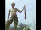 https://image.noelshack.com/fichiers/2020/18/3/1588115178-a-us-soldier-holding-up-a-giant-jungle-centipede-during-the-vietnam-war-1967.jpg