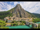 https://image.noelshack.com/fichiers/2020/19/6/1589055088-01-sisteron-rocher-baume-durance.jpg