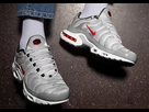 https://image.noelshack.com/fichiers/2020/21/7/1590330881-nike-air-max-plus-silver-bullet-01.jpg