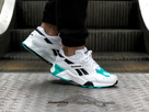 https://image.noelshack.com/fichiers/2020/22/1/1590420742-reebok-aztrek-og-blanche-bleu-turquoise-on-feet-cn7068-2.jpg