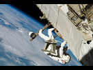 https://image.noelshack.com/fichiers/2020/28/1/1594031063-1280px-sellers-translating-along-truss-during-eva-3-on-sts-121.jpg