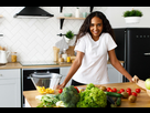 https://image.noelshack.com/fichiers/2020/29/1/1594656297-femme-africaine-se-tient-devant-bureau-cuisine-differents-fruits-legumes-8353-10259.jpg