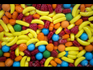 https://image.noelshack.com/minis/2020/31/5/1596151565-18499141-bonbons-en-forme-de-fruits-lumineux-et-colore-dans-un-distributeur-de-chewing-gum.png