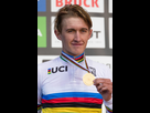 https://image.noelshack.com/fichiers/2020/43/7/1603635986-1200px-mikkel-bjerg-uci-road-world-championships-innsbruck-men-u23-itt-award-ceremony-2018-09-24.jpg