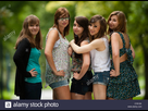 https://image.noelshack.com/fichiers/2020/45/7/1604849343-un-groupe-de-cinq-jeunes-adolescents-5-british-english-welsh-teen-teenage-girls-friends-standing-together-outdoors-uk-cy613k.jpg