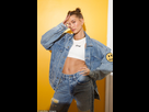 https://image.noelshack.com/fichiers/2020/50/5/1607710744-36195868-8995503-drew-model-the-outfit-hailey-wore-consisted-of-a-denim-jacket-al-m-108-1606532627185.jpg