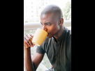 https://www.noelshack.com/2020-52-3-1608724382-gros-plan-rase-jeune-homme-africain-boire-cafe-23-2148124294.jpg