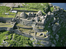 https://image.noelshack.com/fichiers/2021/01/1/1609792298-skellig-michael-aerial-view-beehive-huts-1.jpg