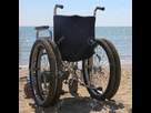 https://image.noelshack.com/fichiers/2021/02/4/1610649975-62539747-fauteuil-roulant-sur-la-plage-de-sable-pres-de-l-ocean.jpg